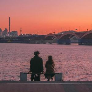 奶头被十几个男人吮故事
